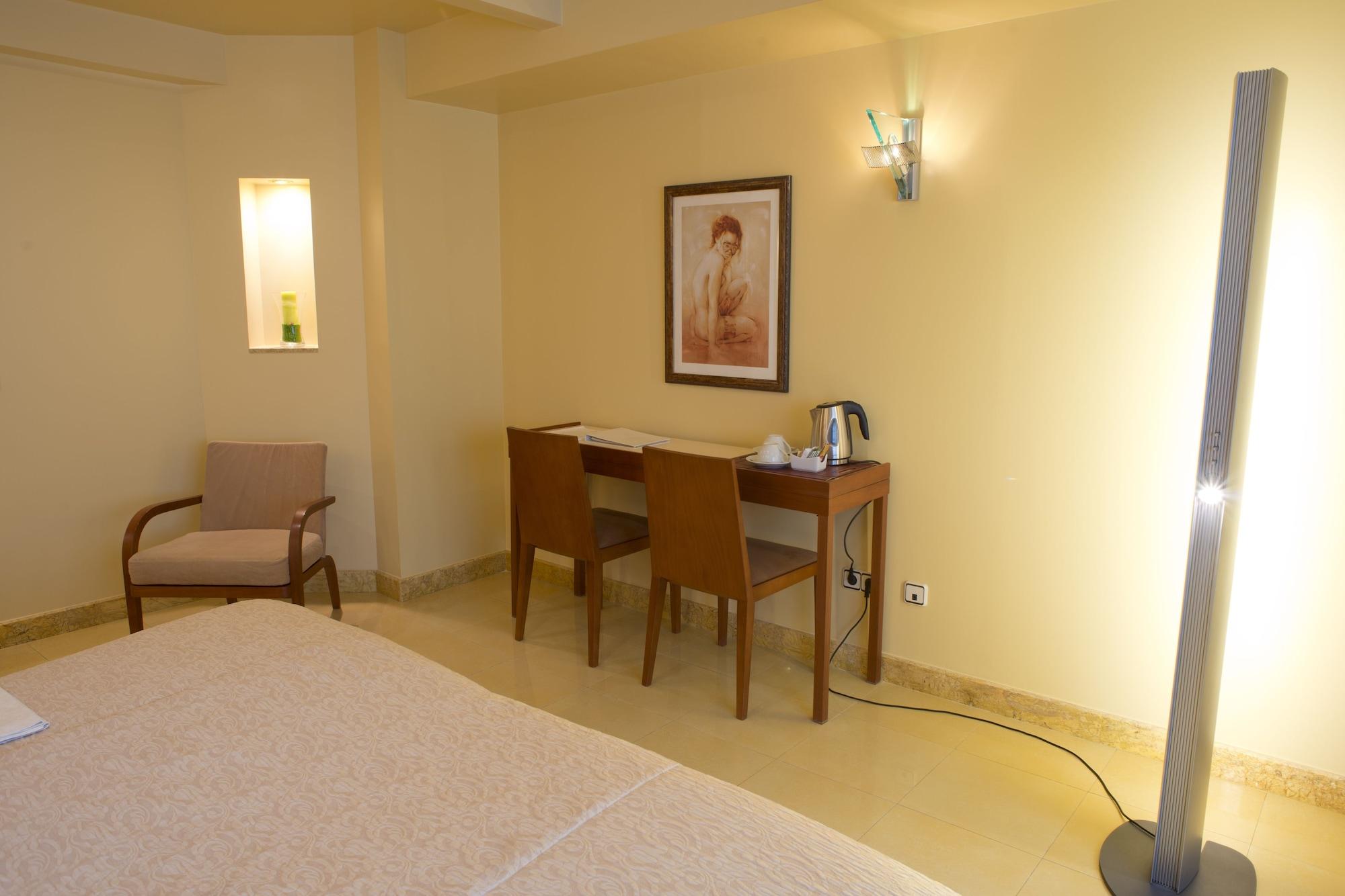 A Casa Canut Hotel Gastronomic Les Escaldes Bagian luar foto A room at the hotel