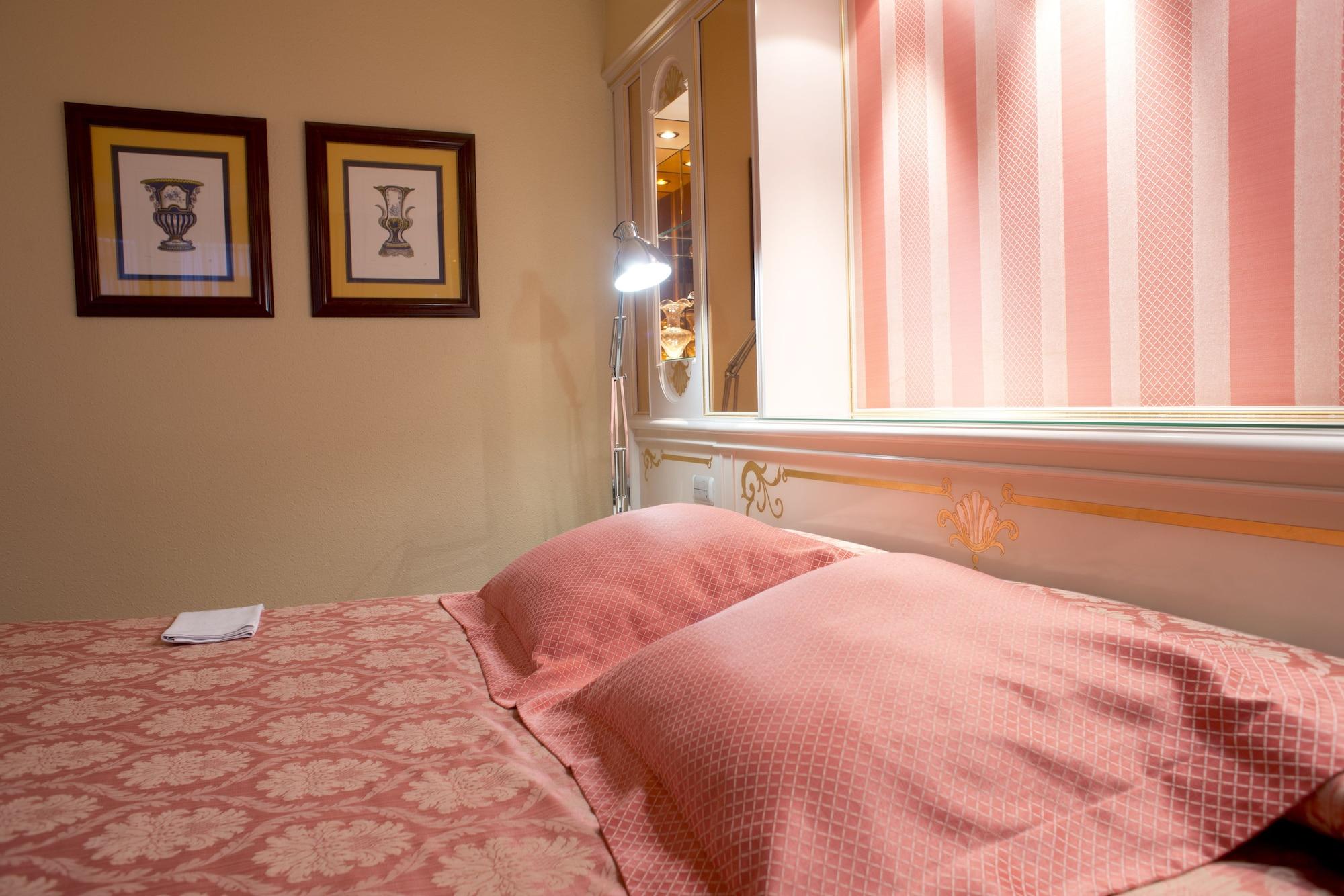A Casa Canut Hotel Gastronomic Les Escaldes Bagian luar foto A room at the hotel