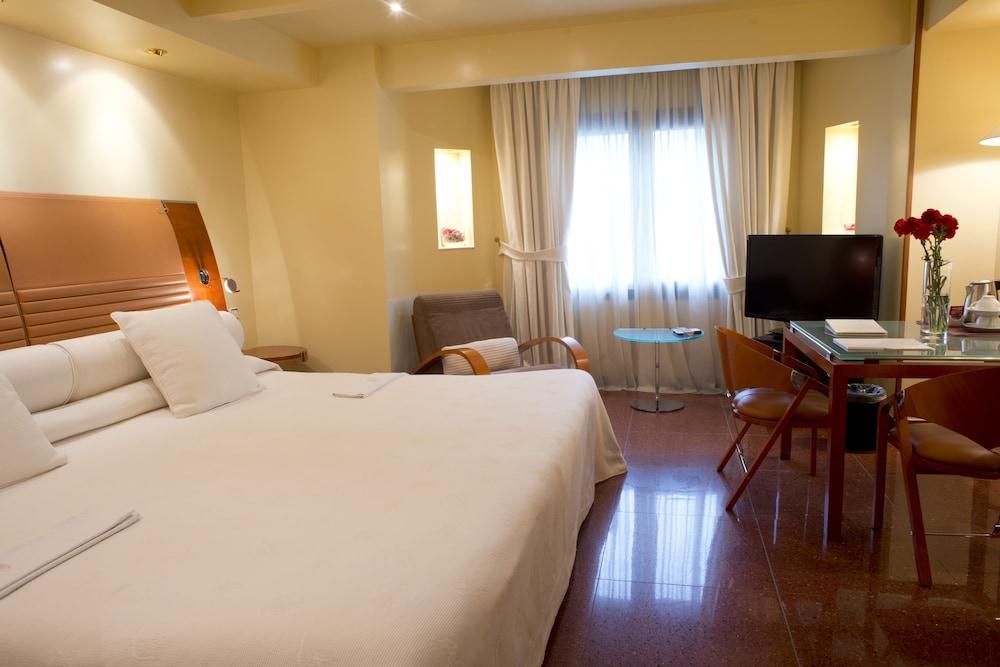 A Casa Canut Hotel Gastronomic Les Escaldes Bagian luar foto A room at the hotel