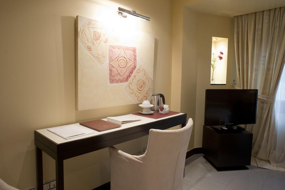 A Casa Canut Hotel Gastronomic Les Escaldes Bagian luar foto A room at the hotel