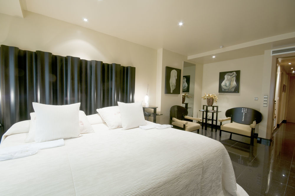 A Casa Canut Hotel Gastronomic Les Escaldes Bagian luar foto A room at the hotel