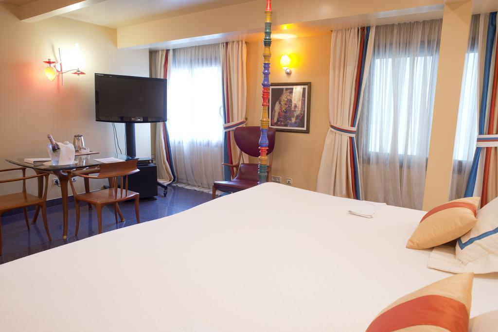 A Casa Canut Hotel Gastronomic Les Escaldes Bagian luar foto A room at the hotel