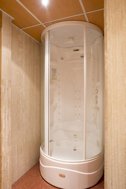 A Casa Canut Hotel Gastronomic Les Escaldes Bagian luar foto A shower cubicle