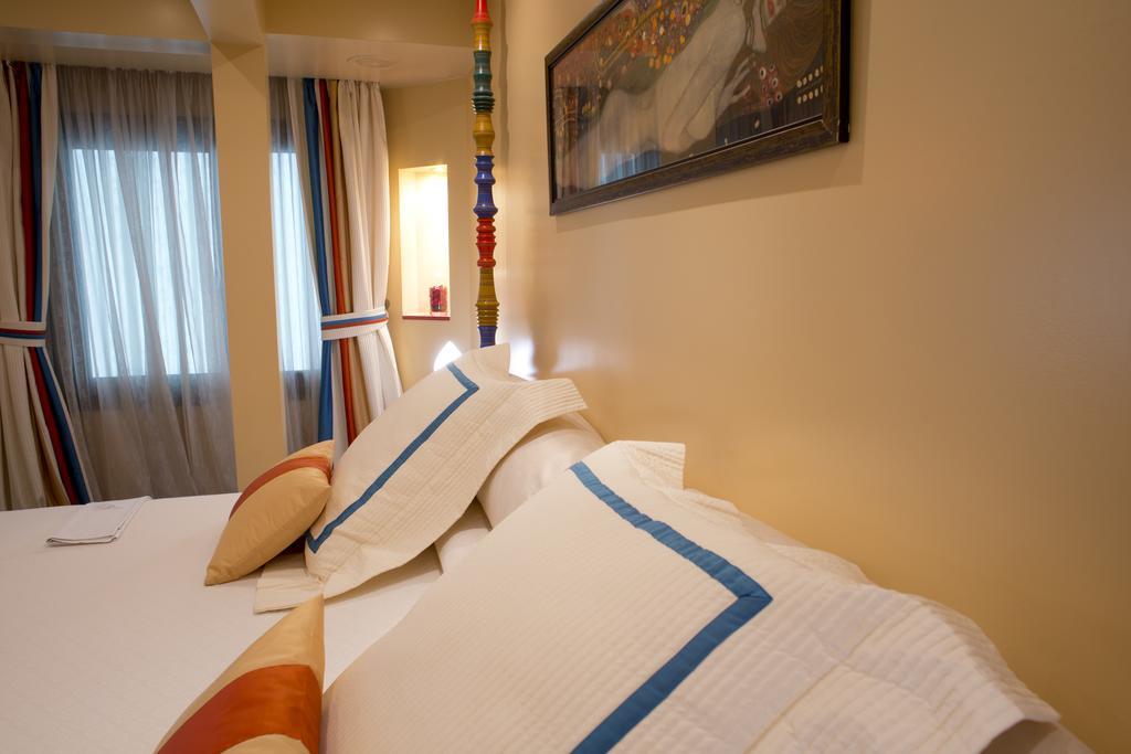 A Casa Canut Hotel Gastronomic Les Escaldes Bagian luar foto A room at the hotel