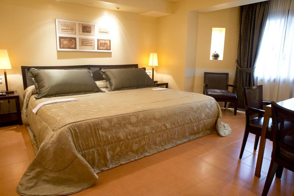 A Casa Canut Hotel Gastronomic Les Escaldes Bagian luar foto A bedroom