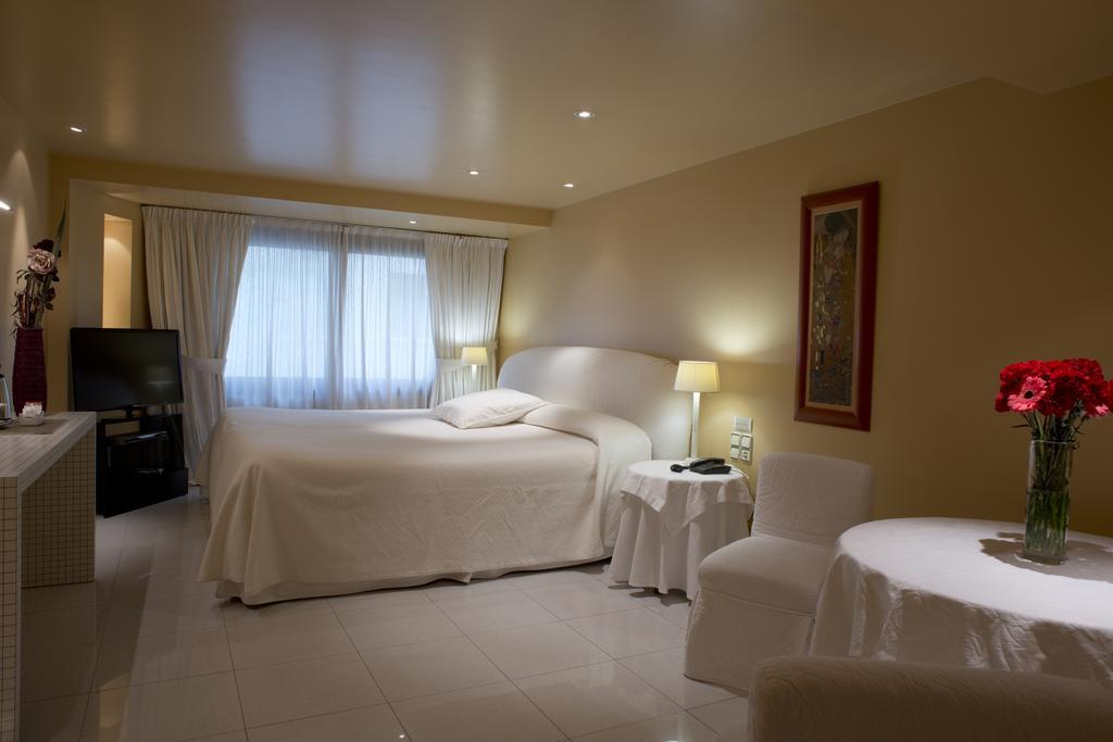 A Casa Canut Hotel Gastronomic Les Escaldes Bagian luar foto A room at the hotel