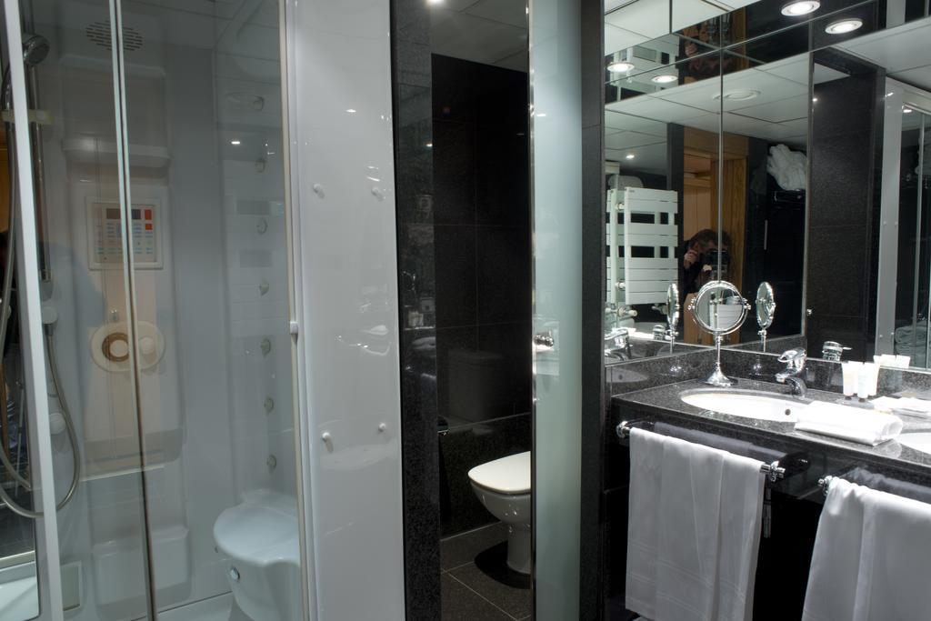A Casa Canut Hotel Gastronomic Les Escaldes Bagian luar foto A shower cubicle