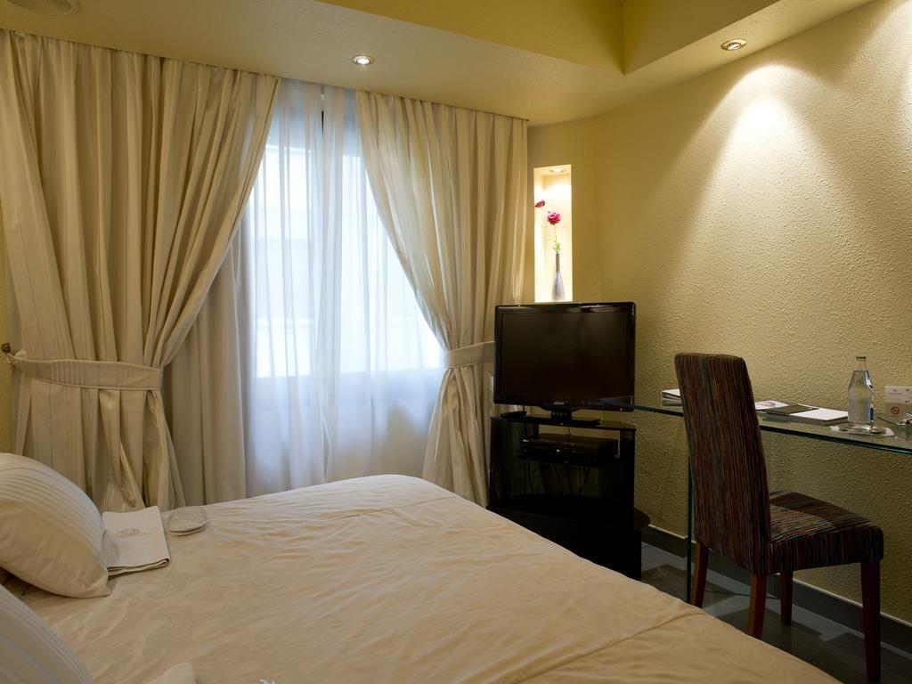 A Casa Canut Hotel Gastronomic Les Escaldes Bagian luar foto A room at the hotel