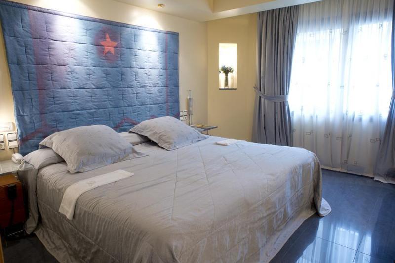 A Casa Canut Hotel Gastronomic Les Escaldes Bagian luar foto A room at the hotel