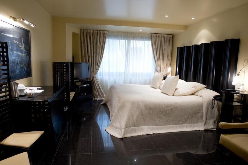 A Casa Canut Hotel Gastronomic Les Escaldes Bagian luar foto A room at the Mandarin Oriental