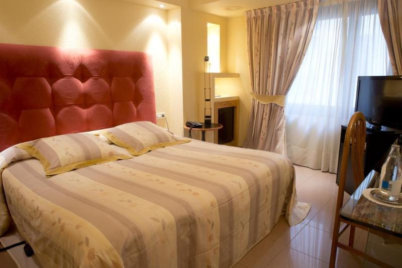 A Casa Canut Hotel Gastronomic Les Escaldes Bagian luar foto A room at the hotel