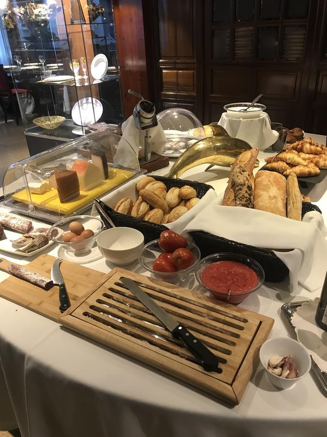 A Casa Canut Hotel Gastronomic Les Escaldes Bagian luar foto A breakfast buffet at a hotel