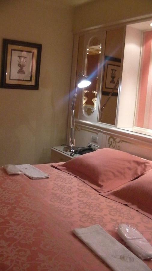 A Casa Canut Hotel Gastronomic Les Escaldes Bagian luar foto A room at the hotel