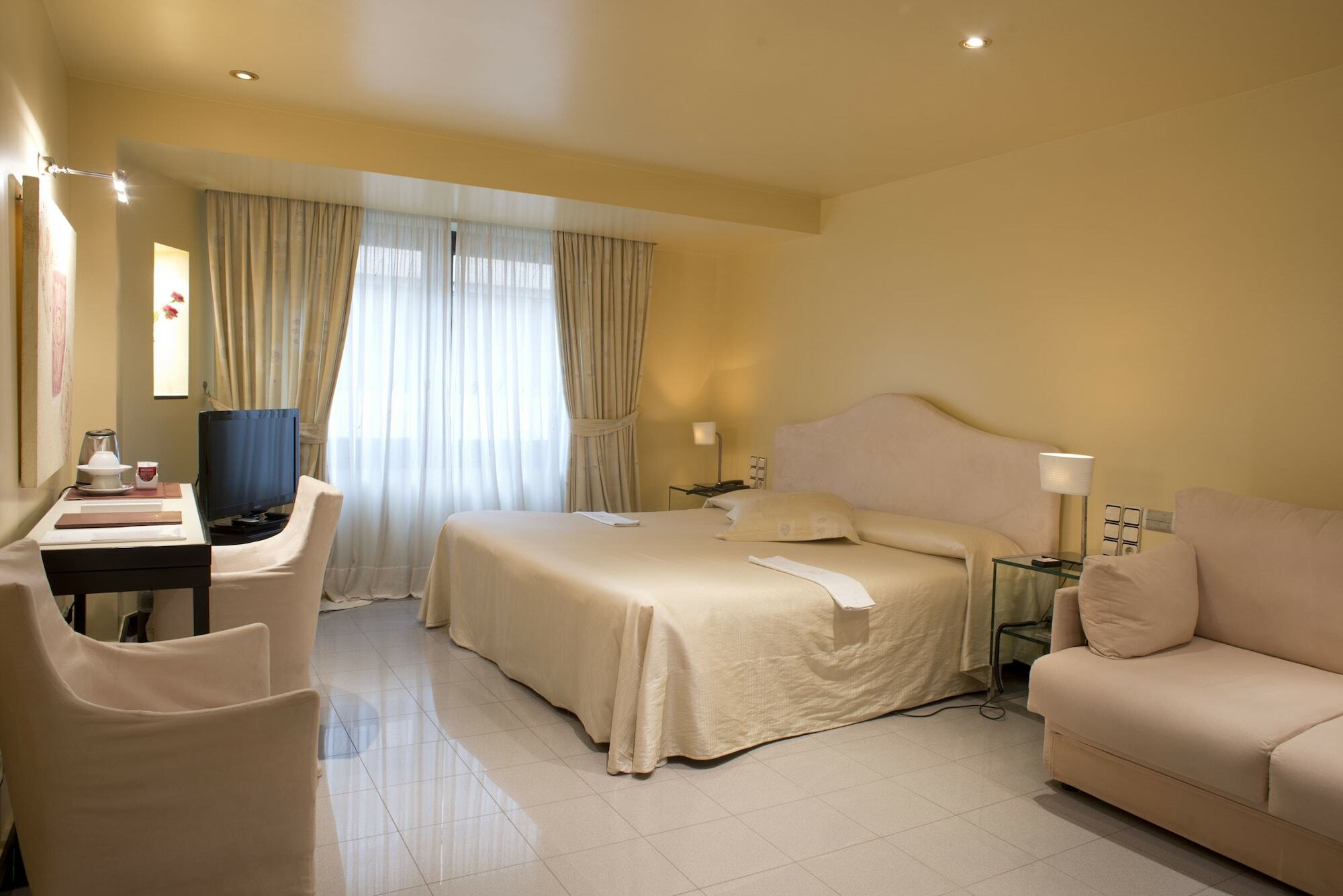 A Casa Canut Hotel Gastronomic Les Escaldes Bagian luar foto A room at the hotel
