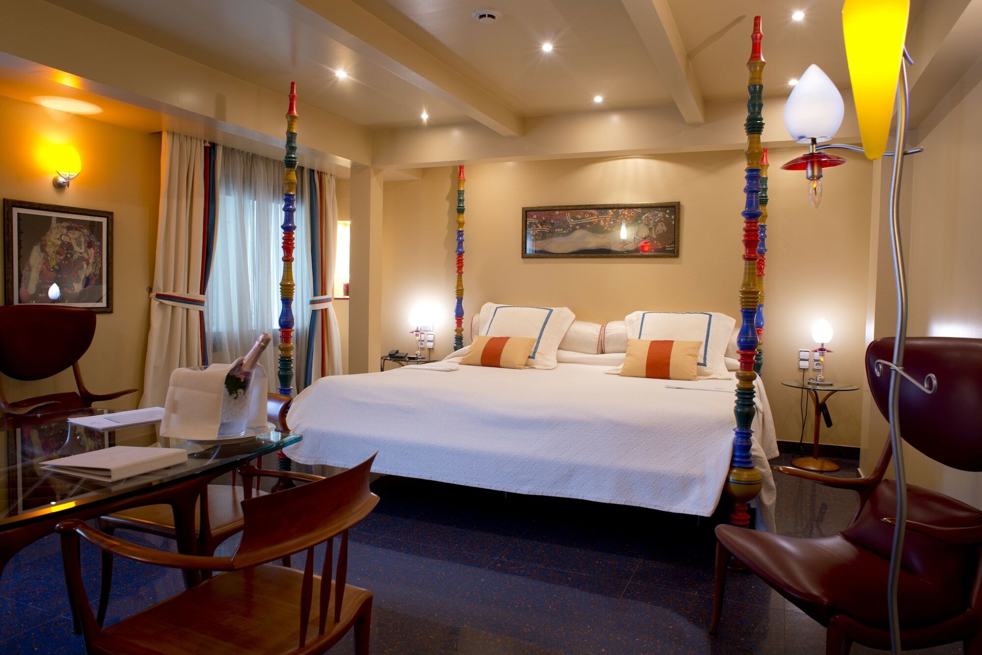 A Casa Canut Hotel Gastronomic Les Escaldes Bagian luar foto A room at the hotel