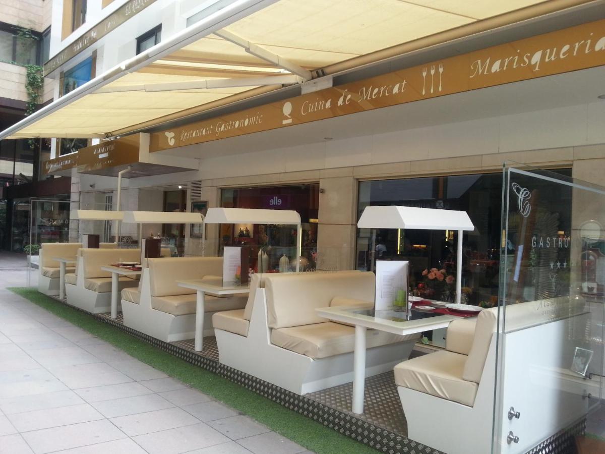 A Casa Canut Hotel Gastronomic Les Escaldes Bagian luar foto A café in the station